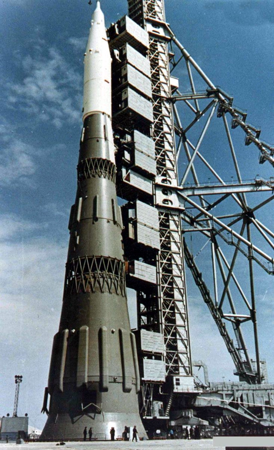 N1_1M1_mockup_on_the_launch_pad_at_the_Baikonur_Cosmodrome_in_late_1967.jpg