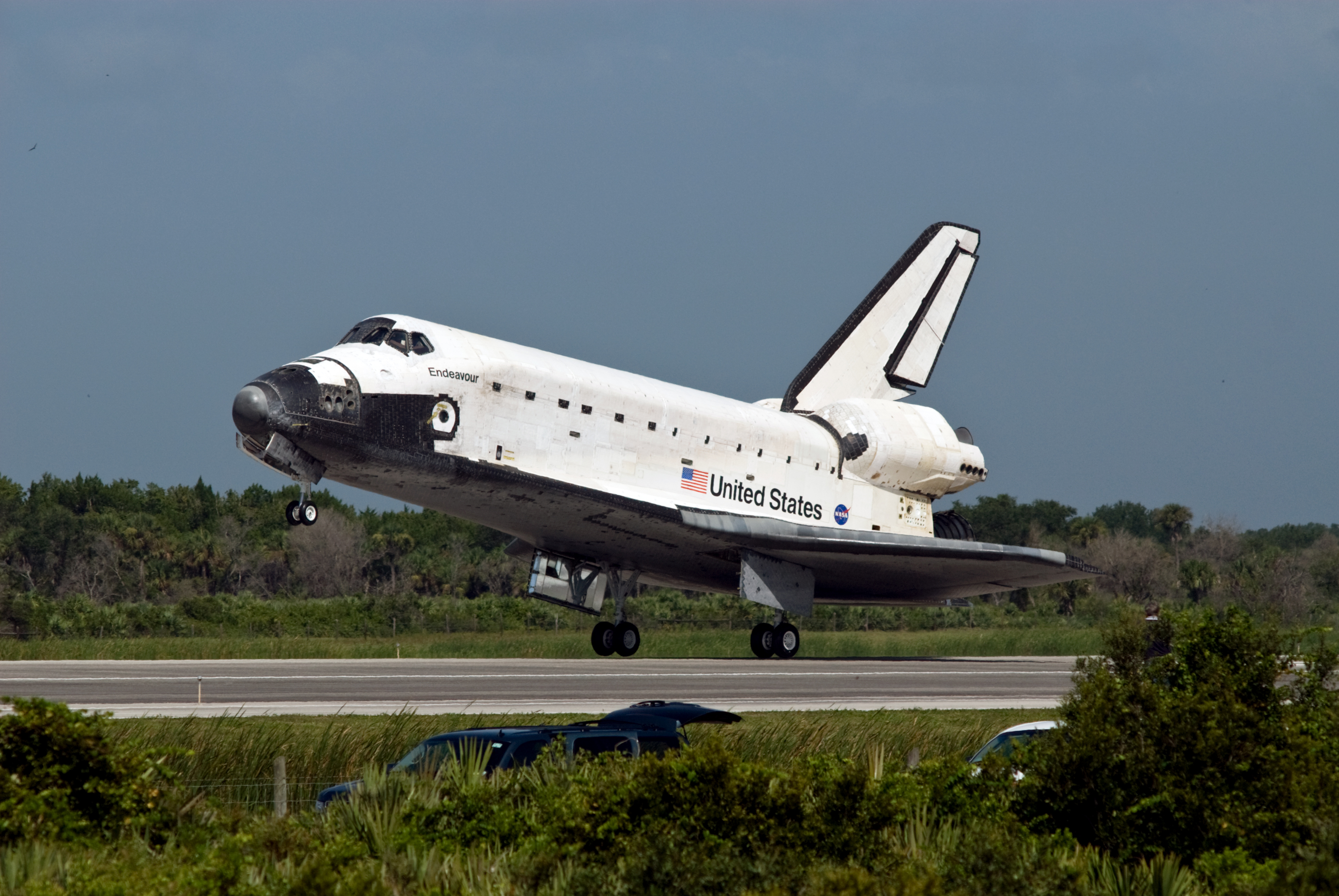 Space_Shuttle_Endeavour_Lands_at_the_Kennedy_Space_Center_on_July_31st,_2009.-1729365475.jpg